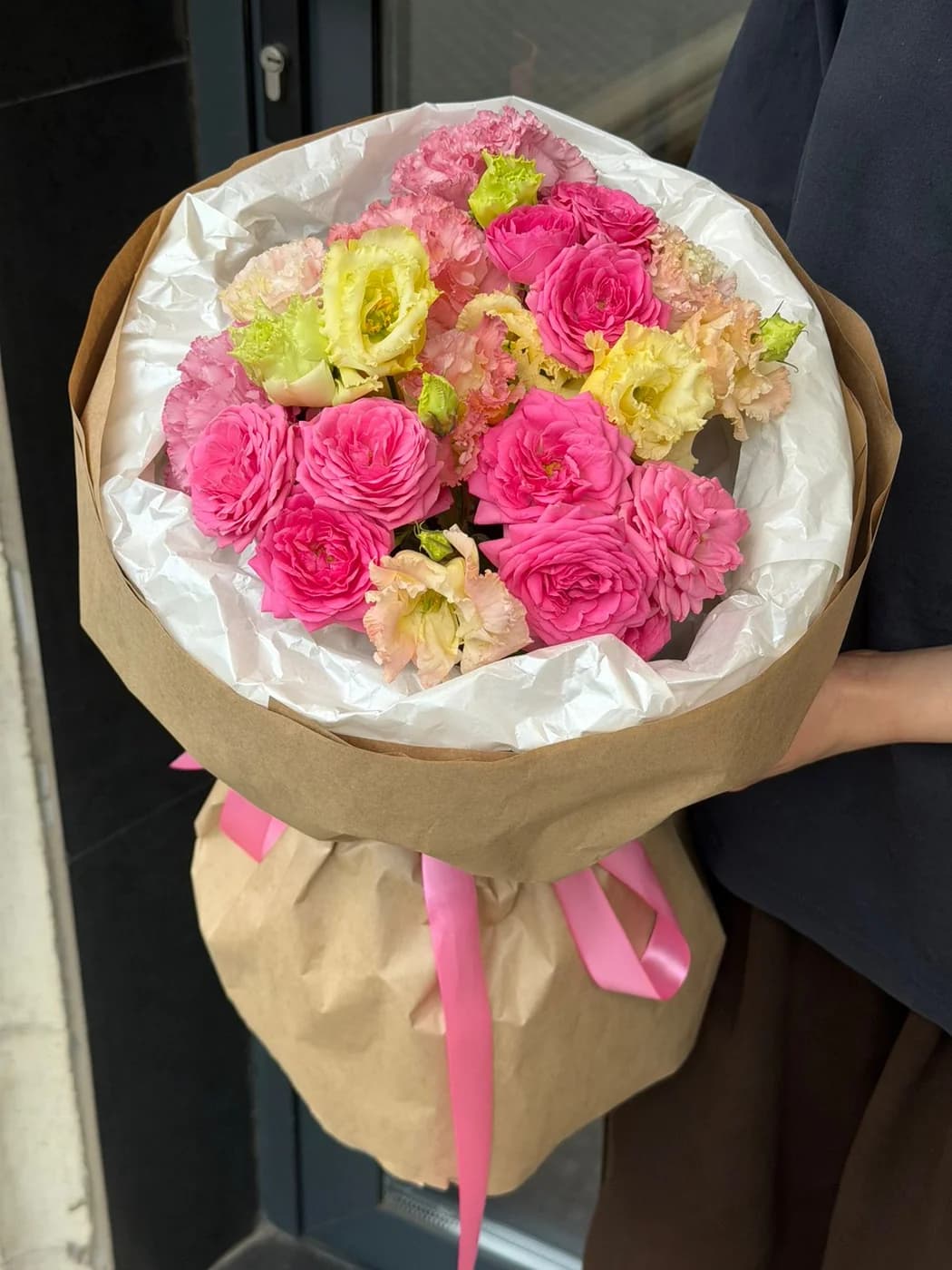 Микс букет из Гизель, розовых эустом и персиковых эустом.