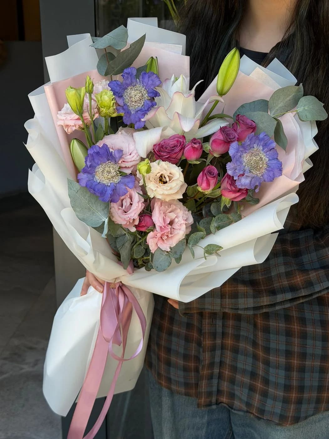 Микс букет из Pink Eustoma, Oriental Light, Royal Blush, Scabiosa и эвкалипта