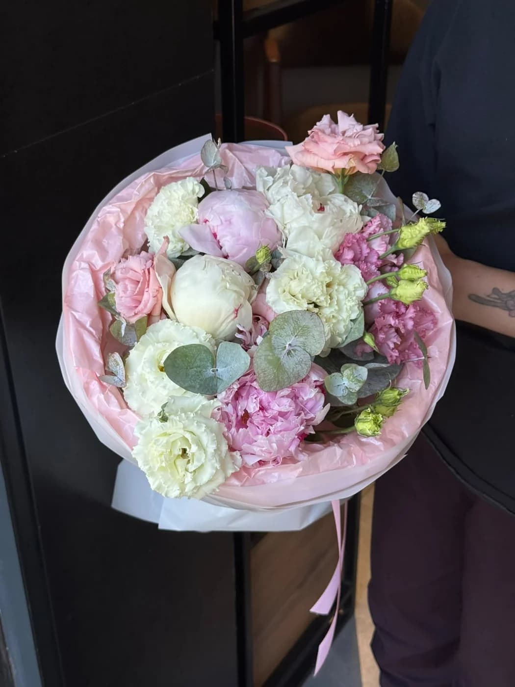 White Eustoma, Pink Eustoma, Sarah Bernhardt Peony, White Peony və evkalipt güllərindən ibarət mix buket