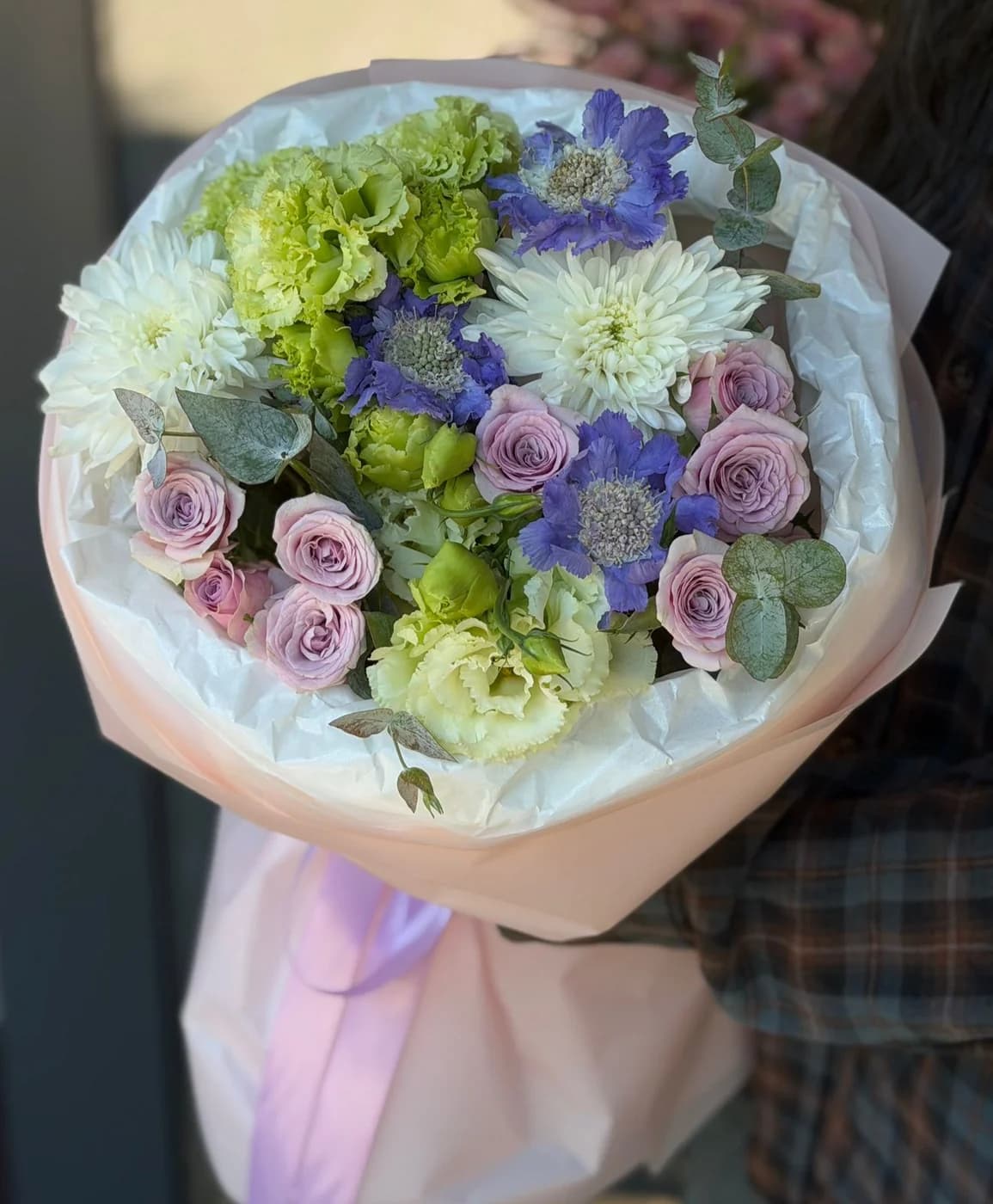 Микс букет из Scabiosa, White Chrysanthemum, Leila Spray Rose, Green Eustoma и эвкалипта