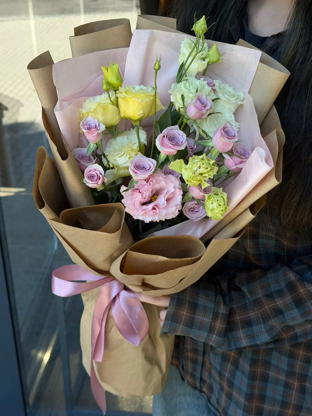 Микс букет из роз Leyla sprey roses , белой эустомы, розовой эустомы и жёлтой эустомы.