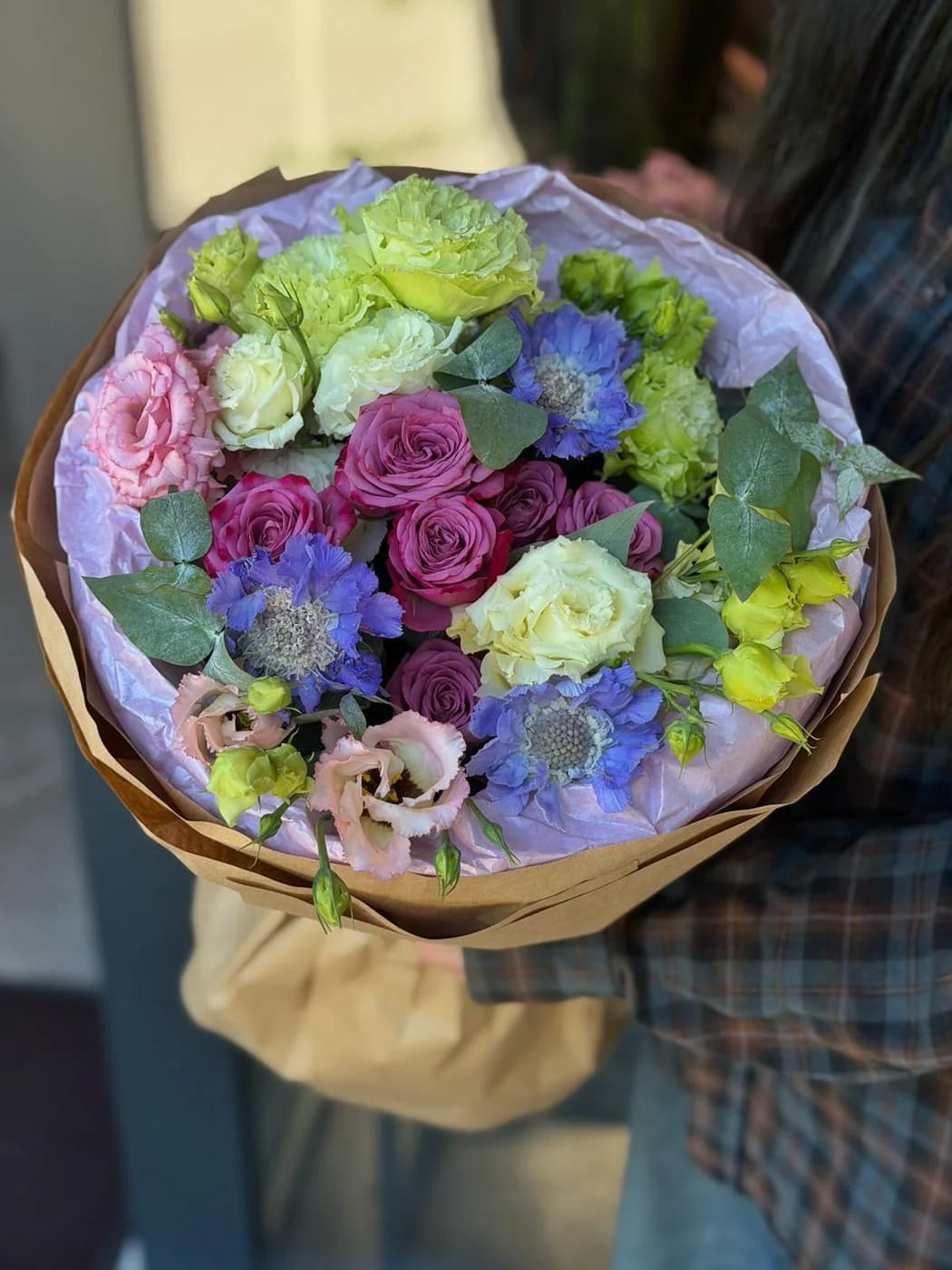 Микс букет из кустовых роз Purple Queen, эустомы и скабиозы
