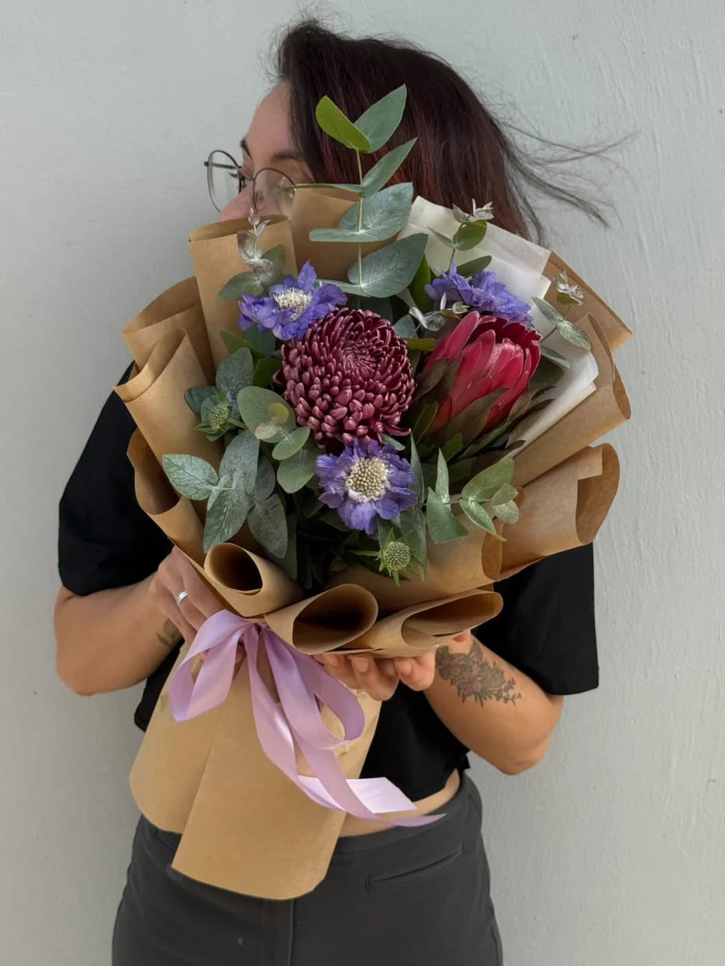 Микс букет из Protea Brenda, Scabiosa, Chrysanthemum Bigoudi и эвкалипта.