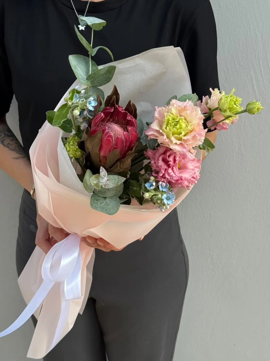 Микс букет из Protea Brenda, розовой эустомы, Oxypetalum и эвкалипта.
