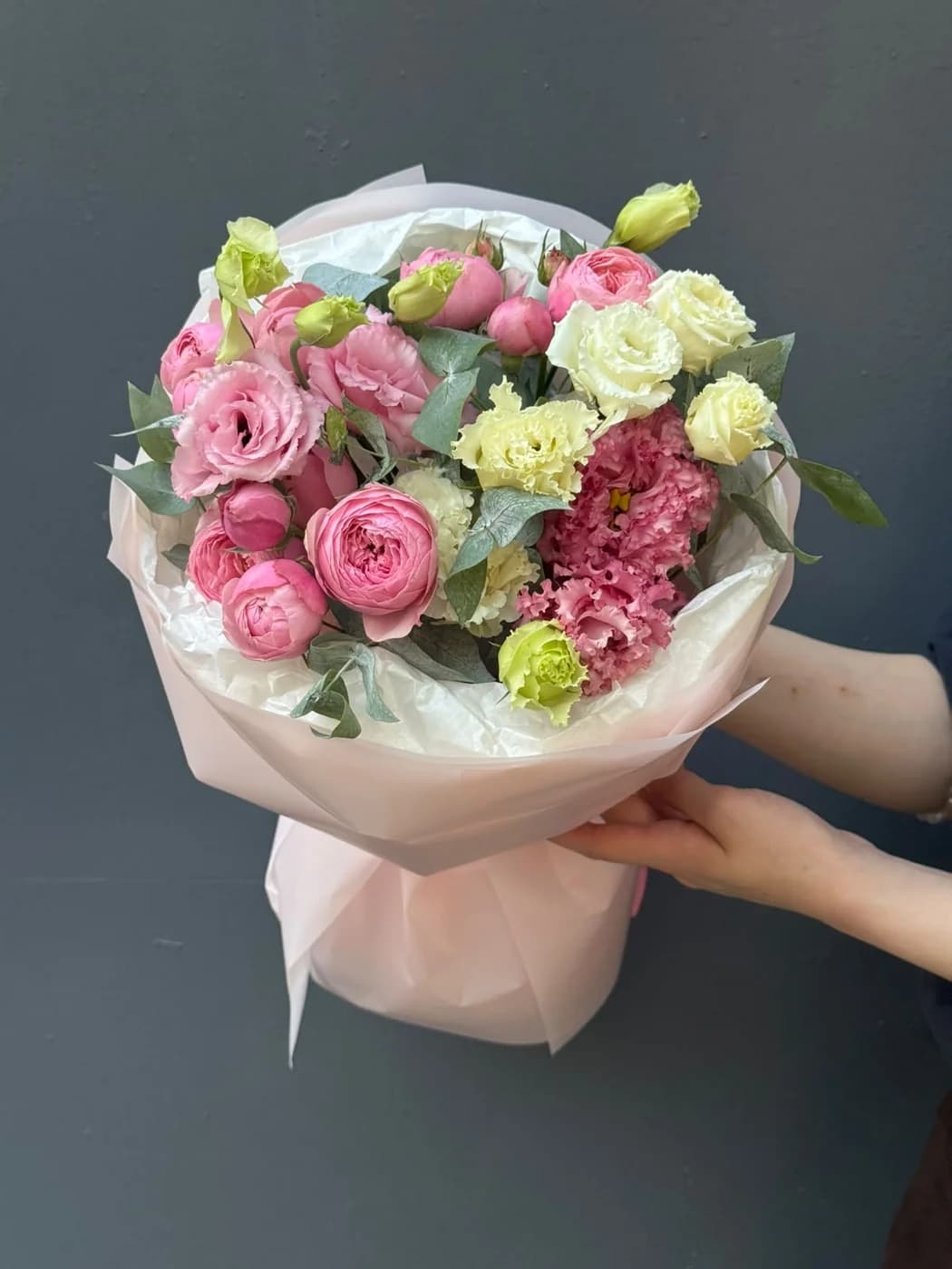 Микс-букет из кустовых роз Pink Silva, белых эустом, розовых эустом .