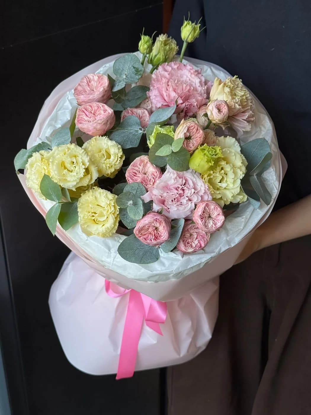 Микс-букет из кустовых роз Royal Blush, розовых эустом, жёлтых эустом и эвкалипта.