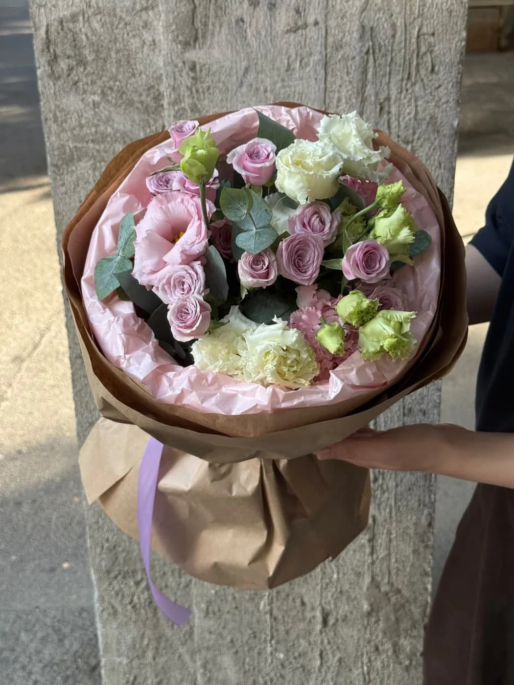 Микс-букет из кустовых роз Leila, белых эустом, розовых эустом.
