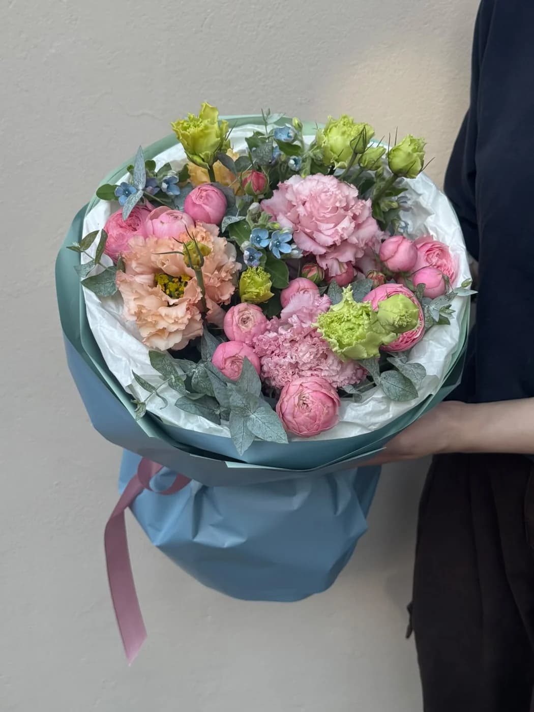 Микс-букет из кустовых роз Pink Silva, розовых эустом и. оксипеталума