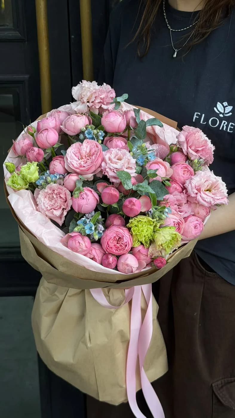 Микс-букет из кустовых роз Pink Silva, розовых эустом, оксипеталума