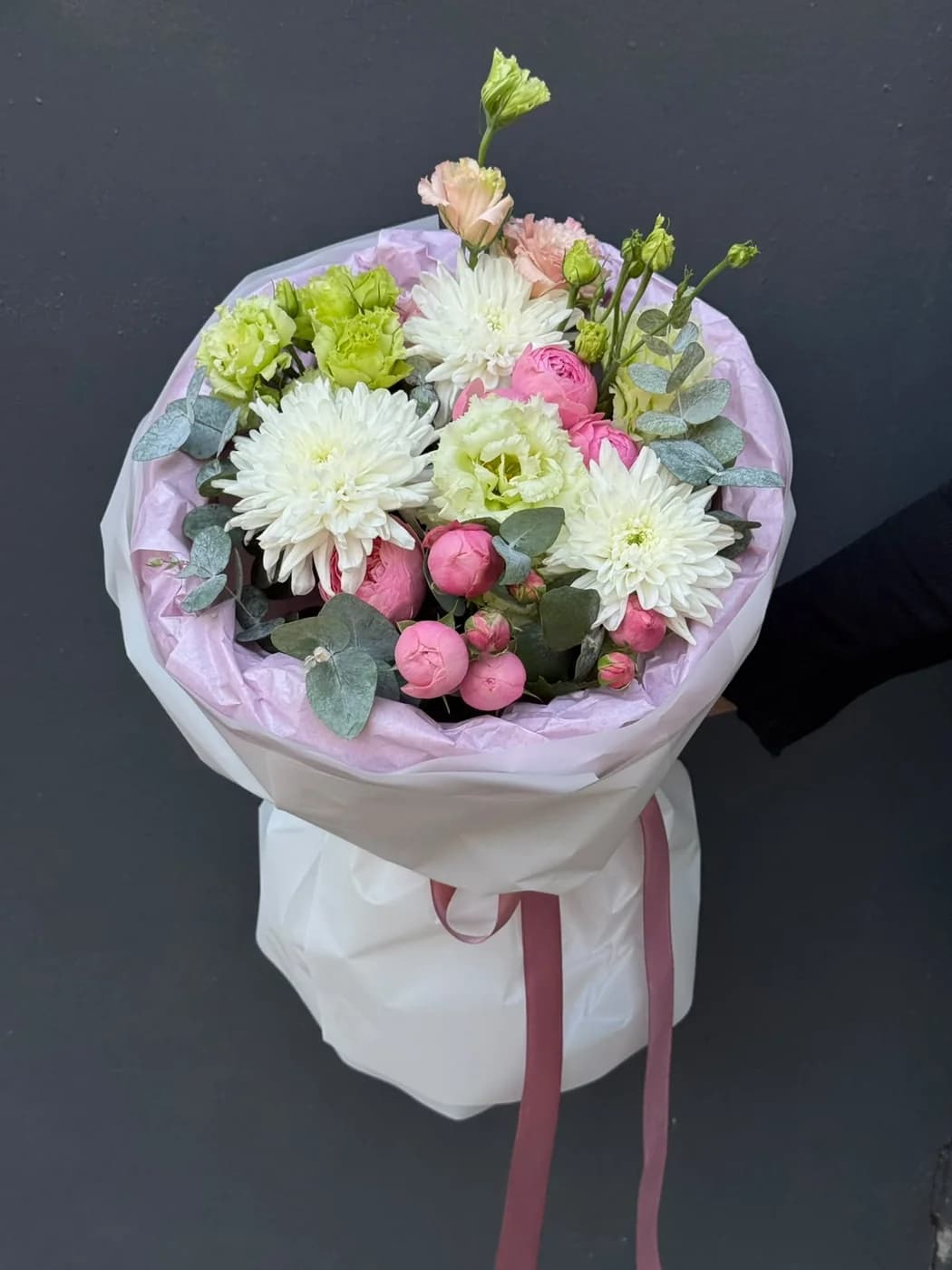 Микс букет из кустовых роз Pink Silva, эустом и хризантем