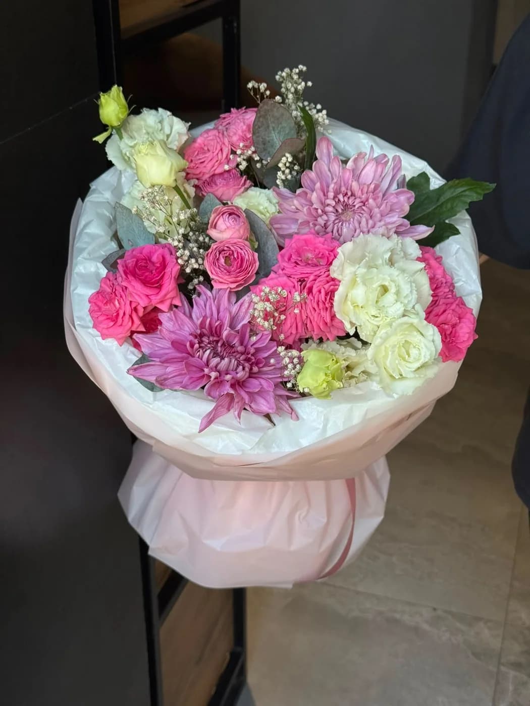 Микс букет из роз Giselle Pink ,белой эустомы ,гипсофилы и розовой кустовой хризантемы