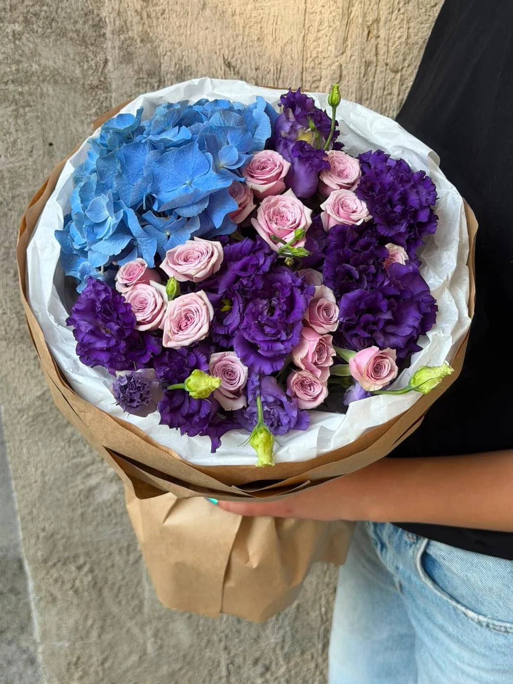 Qortenziya, eustoma və Leila sprey qızılgüllər ilə Miks buket
