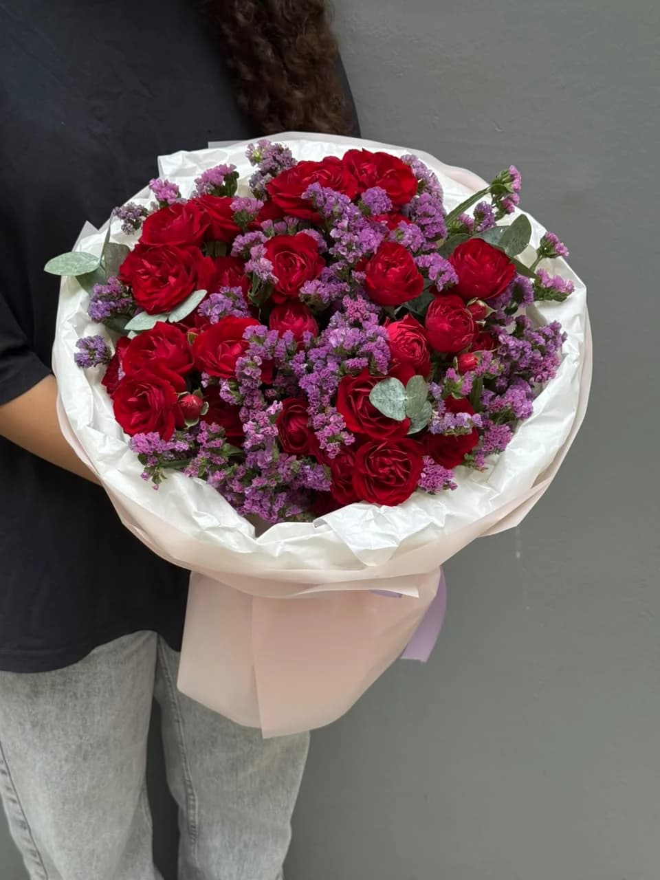 Red Bubbles sprey gülləri, mavi statisdən ibarət qarışıq buket.
