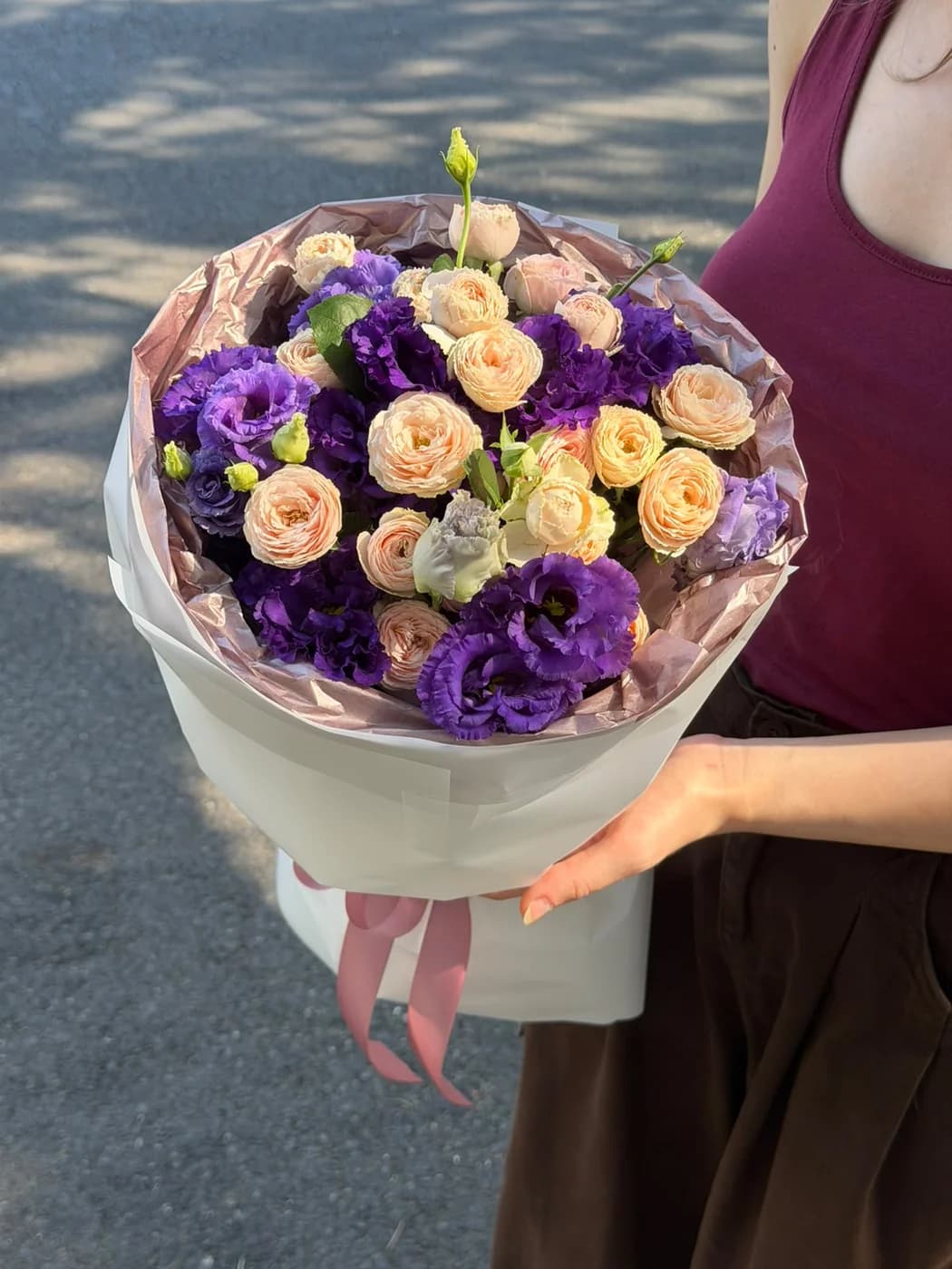 Sweet Giselle kol gülləri və eustomadan ibarət duo buket.