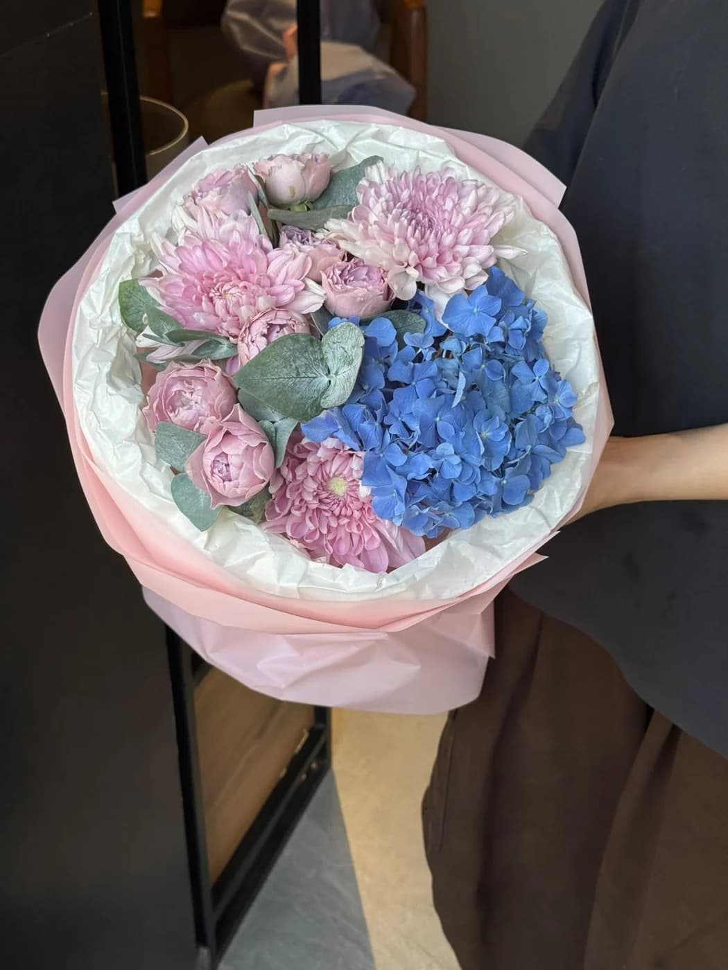 Mavi ortensiya, çəhrayı xrizantema və Lavender Bubbles sprey güllərindən ibarət miks buket.