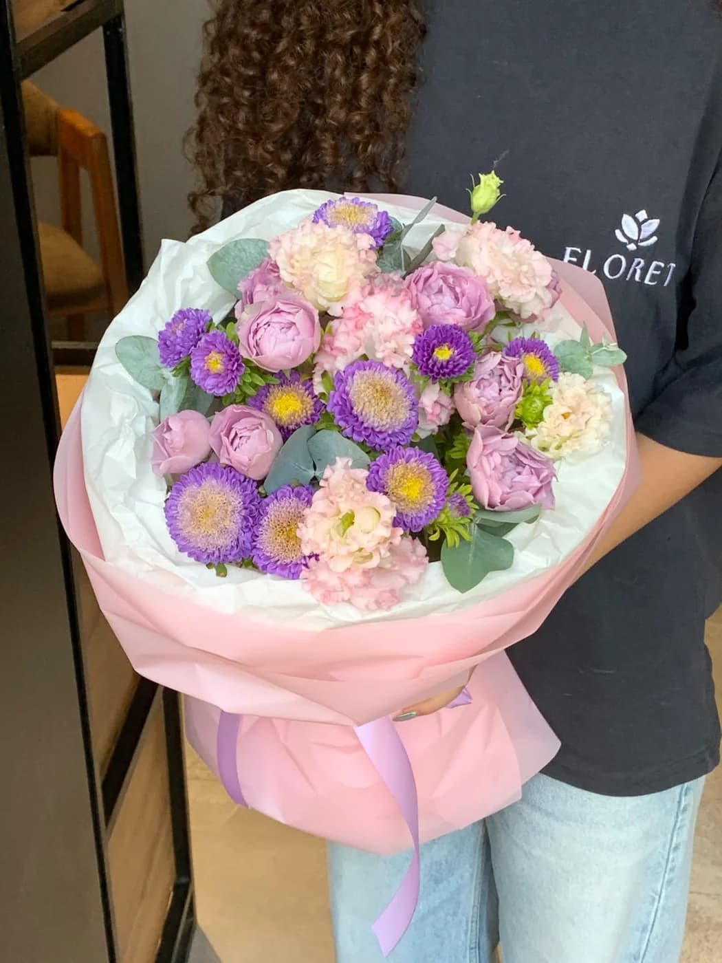 Микс букет из кустовой розы Lavender Bubbles, розовой эустомы и астры Matsumoto.