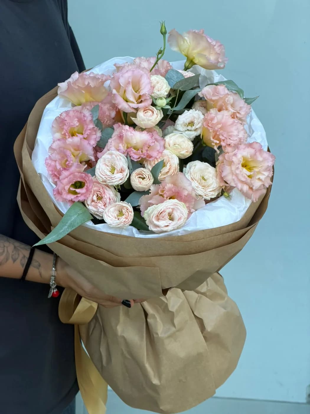 Дуо букет из кустовых роз Sweet Giselle и эустом