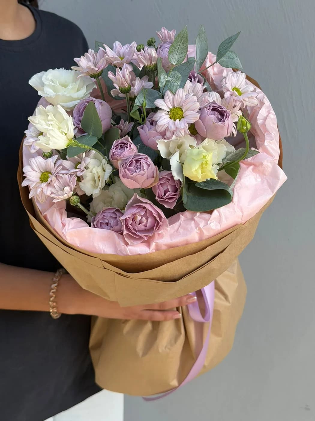 Микс букет из кустовых роз Lavender Bubbles, кустовых хризантем и эустом