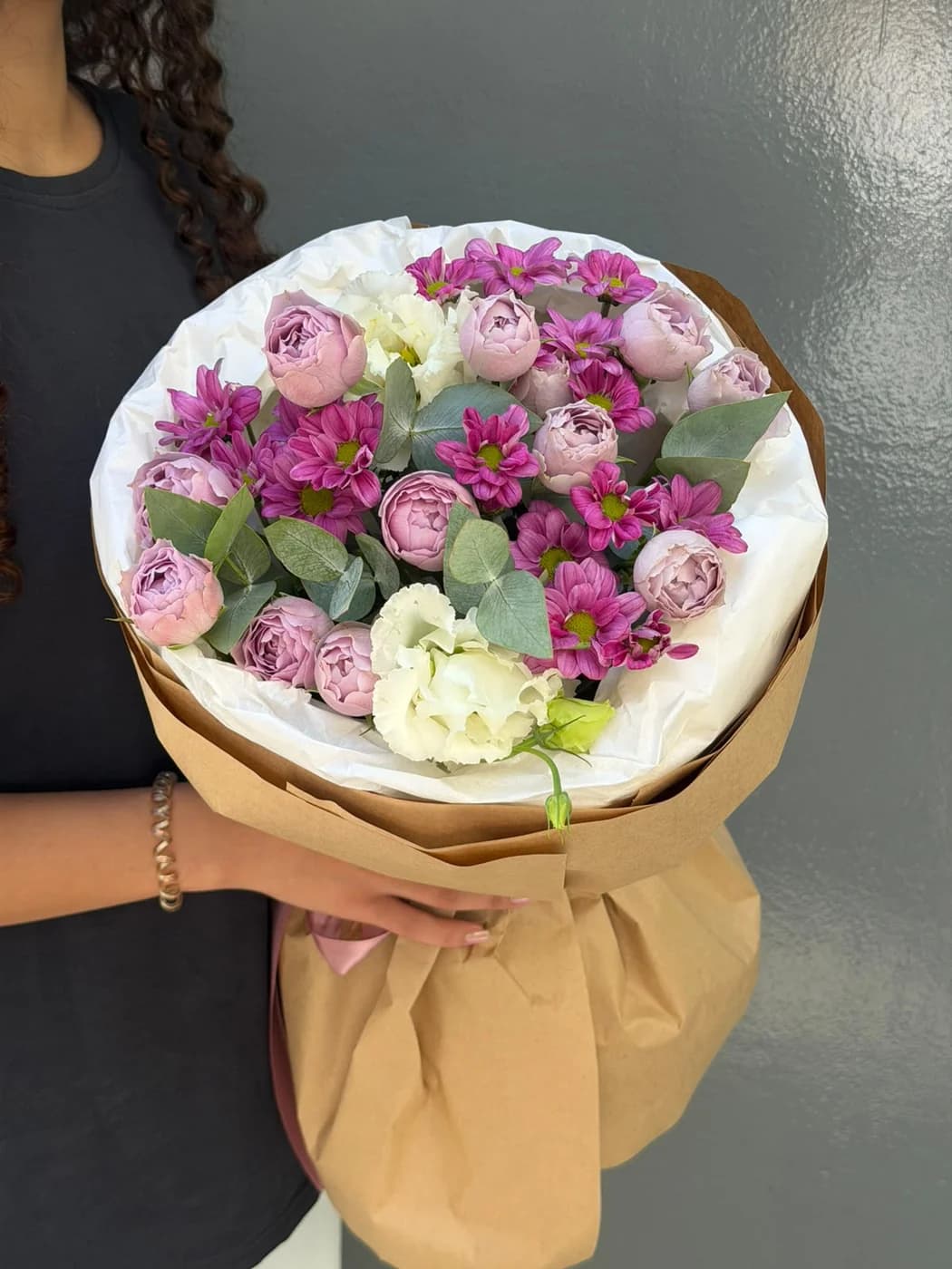 Микс букет из кустовых роз Lavender Bubbles, фиолетовых кустовых хризантем и эустом