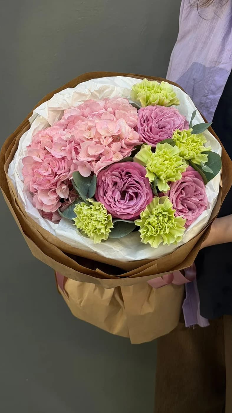 Country Blues qızılgülləri, çəhrayı Jumbo ortanca və yaşıl carnations ibarət qarışıq buket.