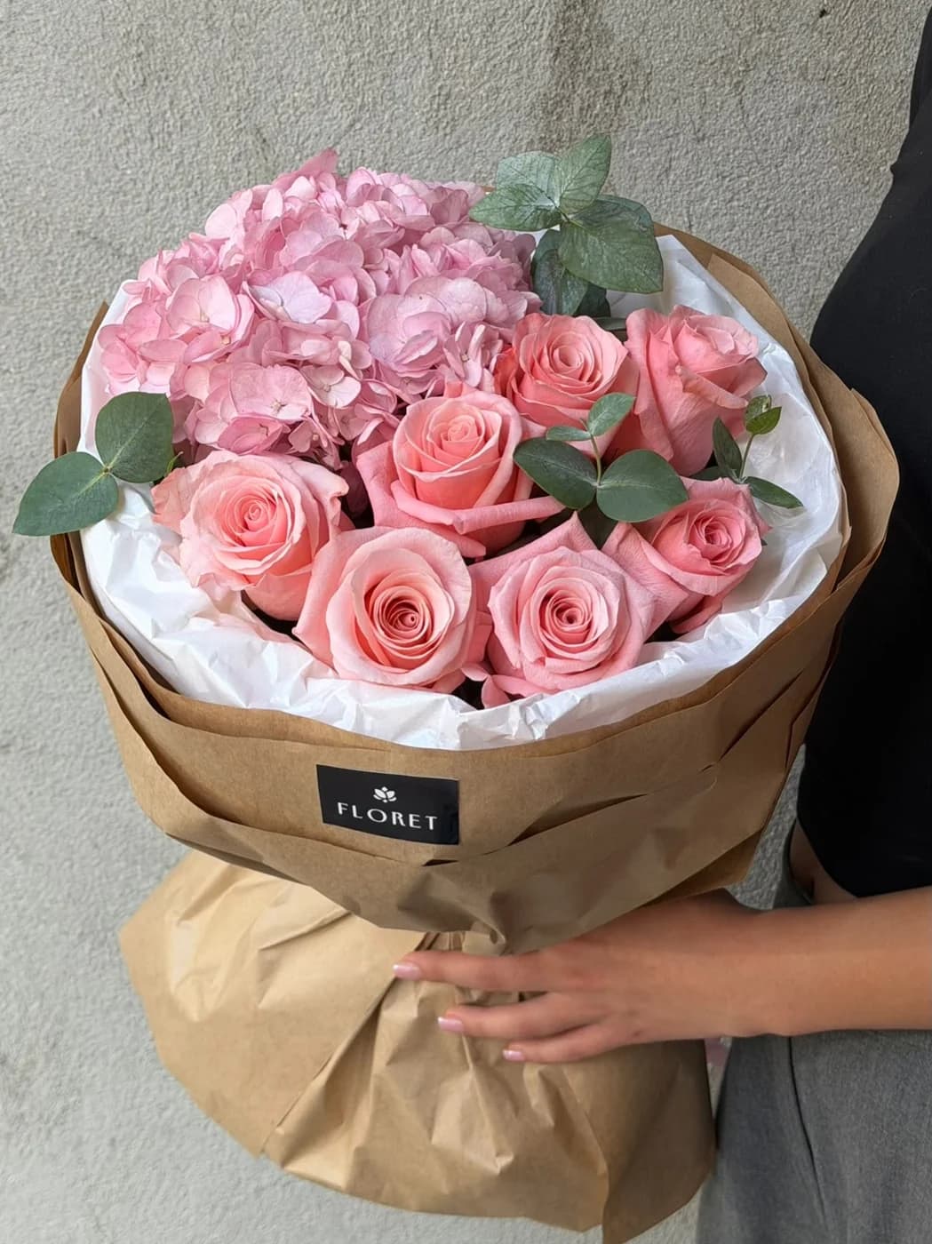 Be Sweet qızılgülləri və çəhrayı ortenziyadan ibarət duo buket.