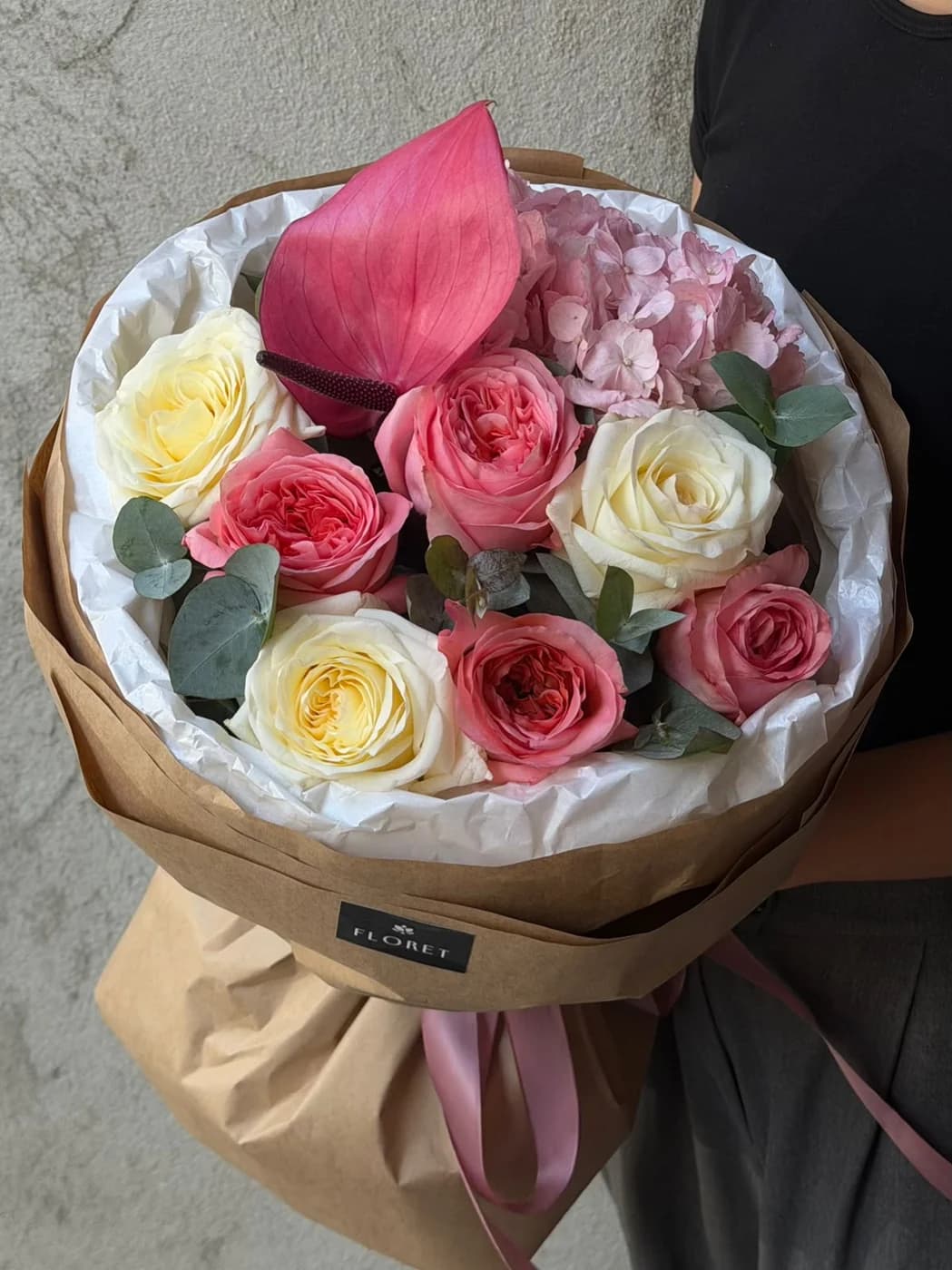Çəhrayı ortenziya, çəhrayı anturium, Candle Light və Pink Expression qızılgüllərindən ibarət miks buket.