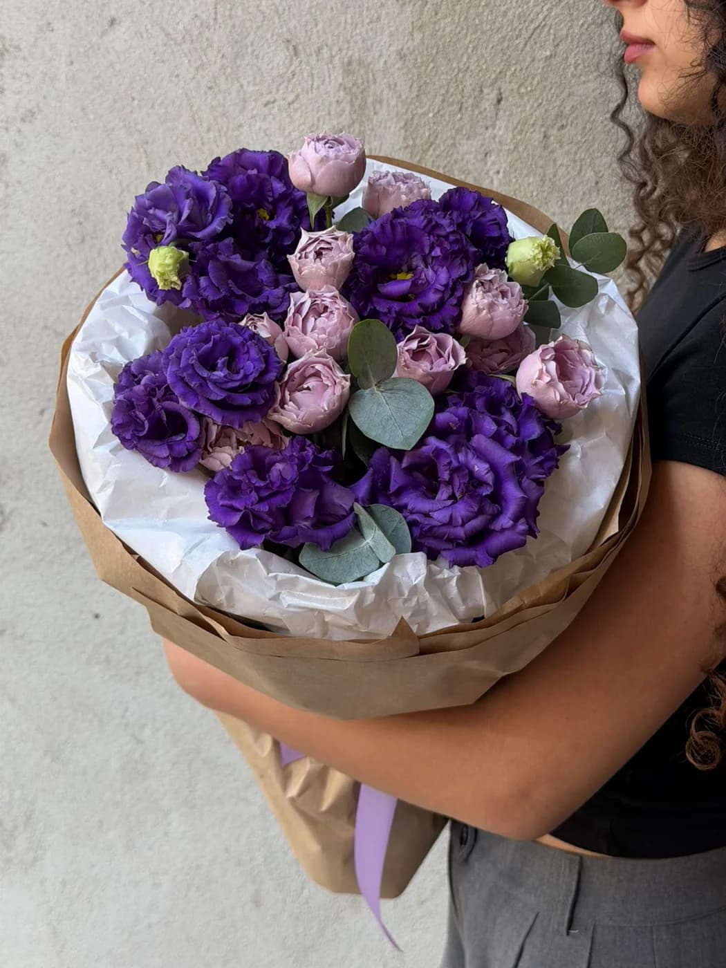 Lavender Bubbles sprey qızılgülləri və bənövşəyi eustomadan ibarət duo buket.