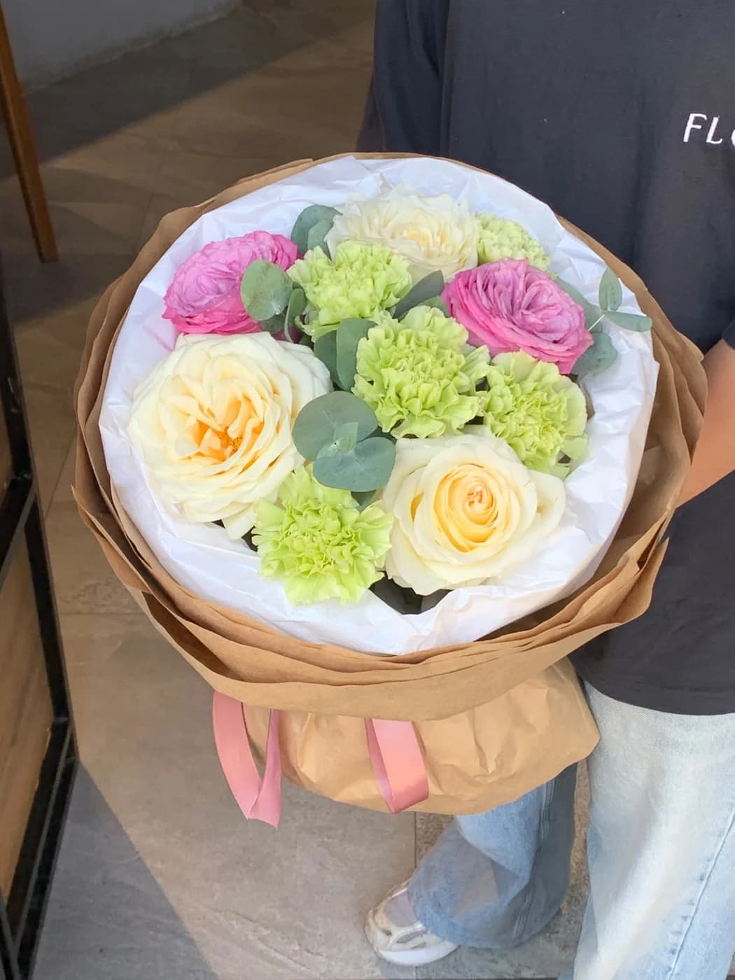 Микс букет из роз Candle Light, роз Country Blues и green carnations