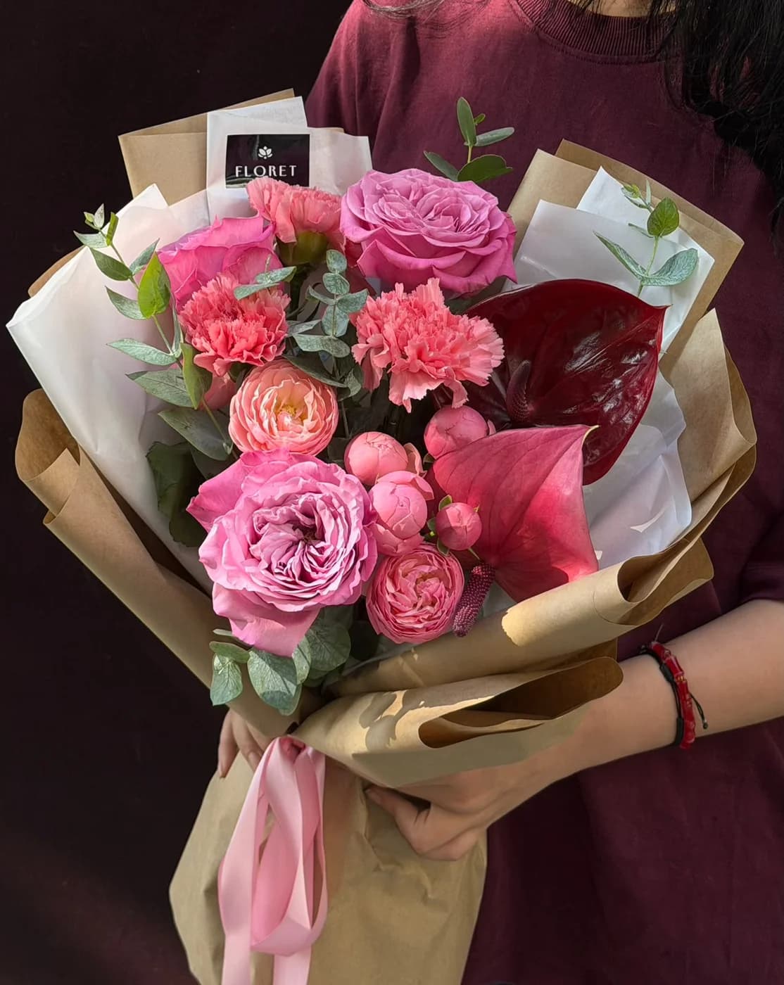 Микс-букет из Queen Crown, кустовых роз Pink Silva, розовых карнейшн, красных антуриумов и розовых антуриумов.