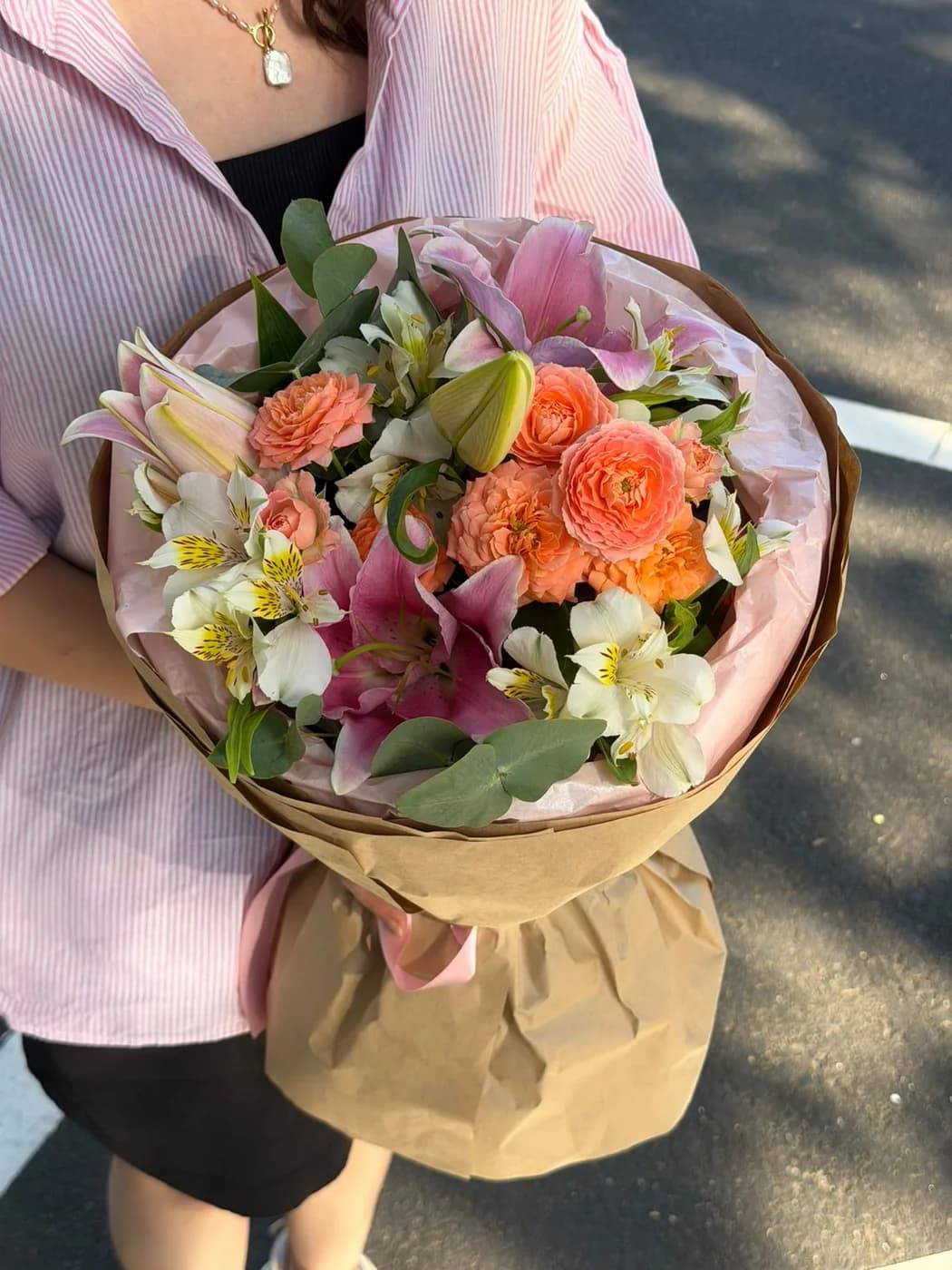 Микс букет из кустовых роз Orange Romantic, альстромерий и лилии
