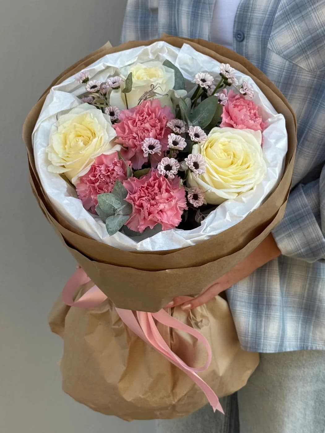 Дуо-букет из роз Candle Light, carnations Candy Pink и розовой ромашки