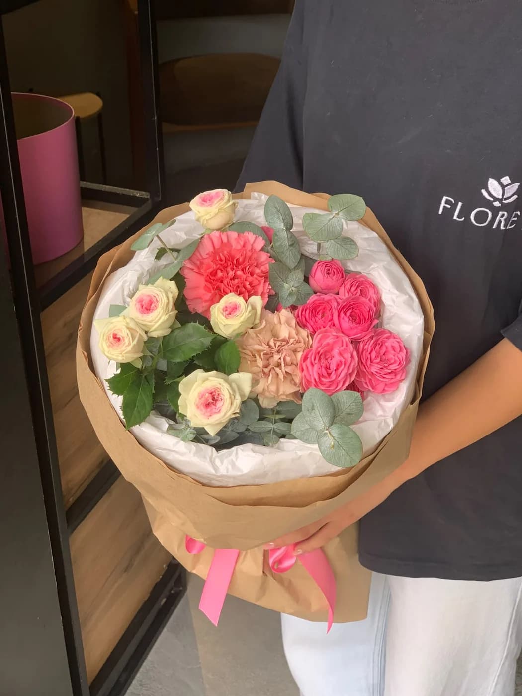 Микс букет Жизель Пинк, кустовая роза Gelato, гвоздика Dusty Pink, розовая carnation