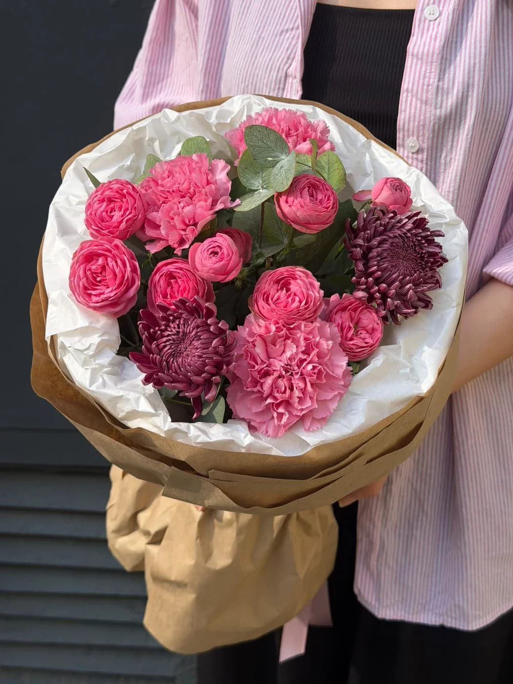 Микс-букет из Giselle Pink, Candy Pink Carnation и Chrysanthemum Bigoudi.