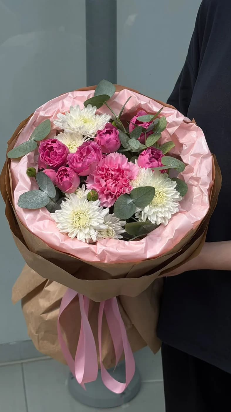 Микс букет из кустовых роз Misty Bubbles, кустовых хризантем и carnation