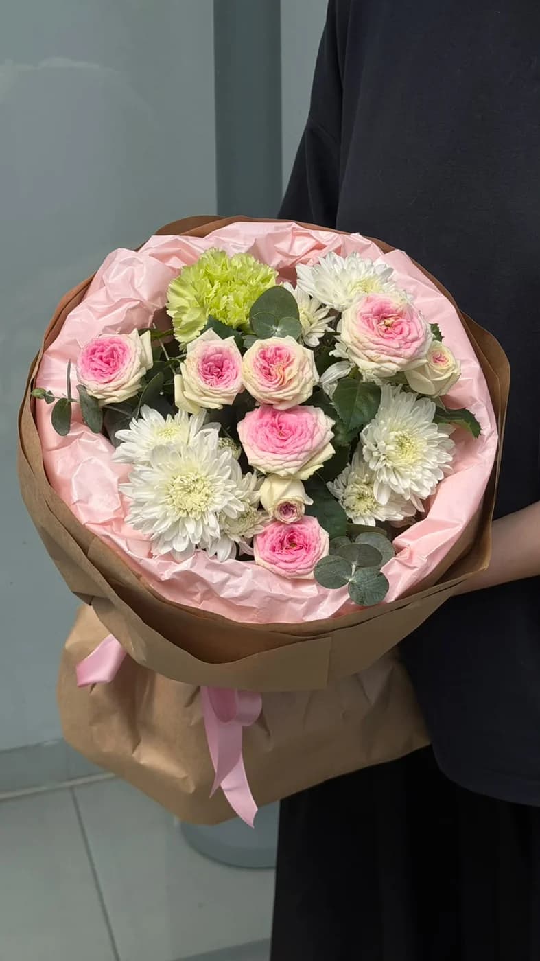 Микс букет из кустовых роз Gellato, кустовых хризантем и carnation