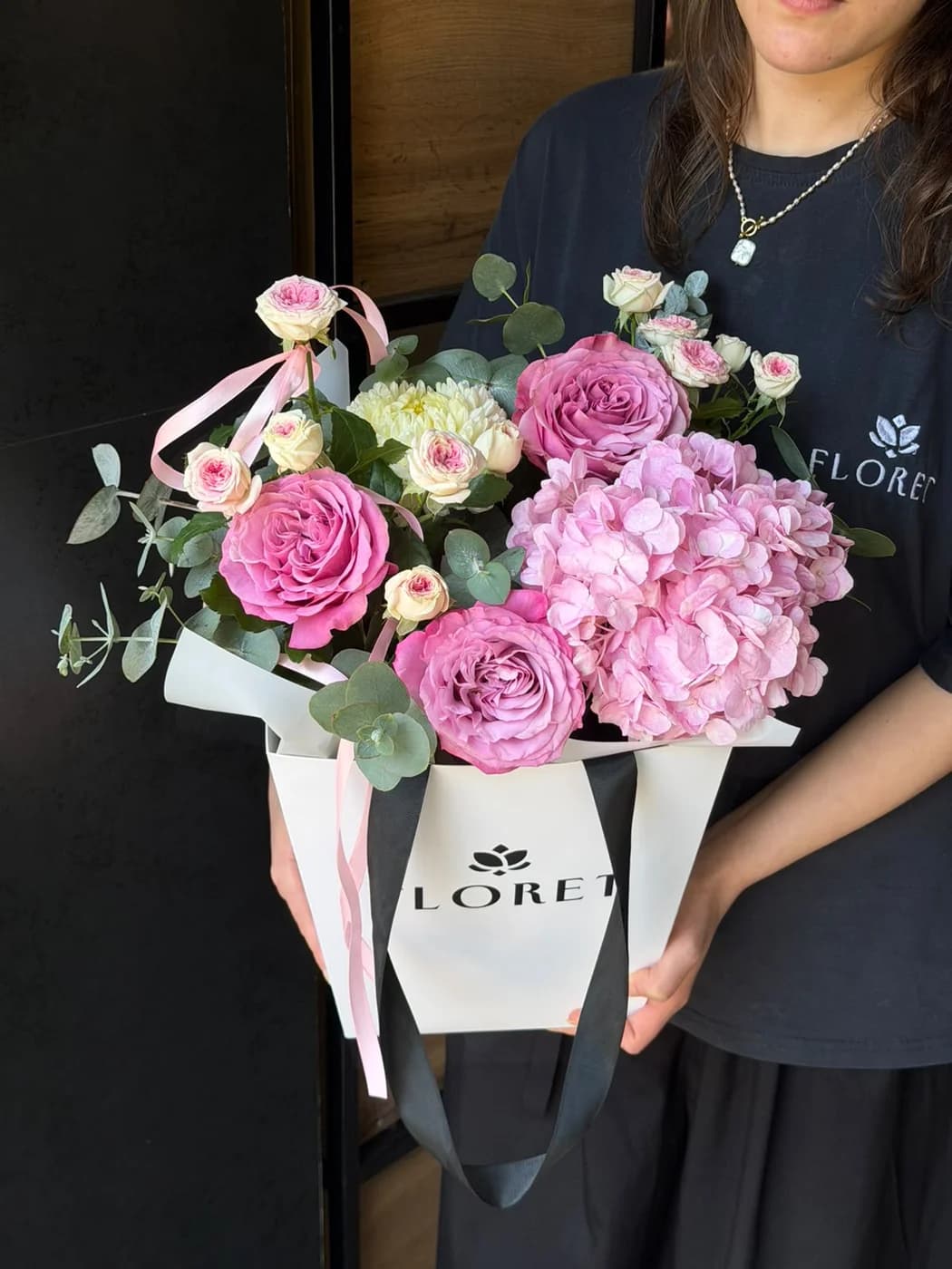 Микс-букет Из розовой гортензии Hydrangea Pink Jumbo, кустовых роз Gelato, Queens Crown и кремовой хризантемы.