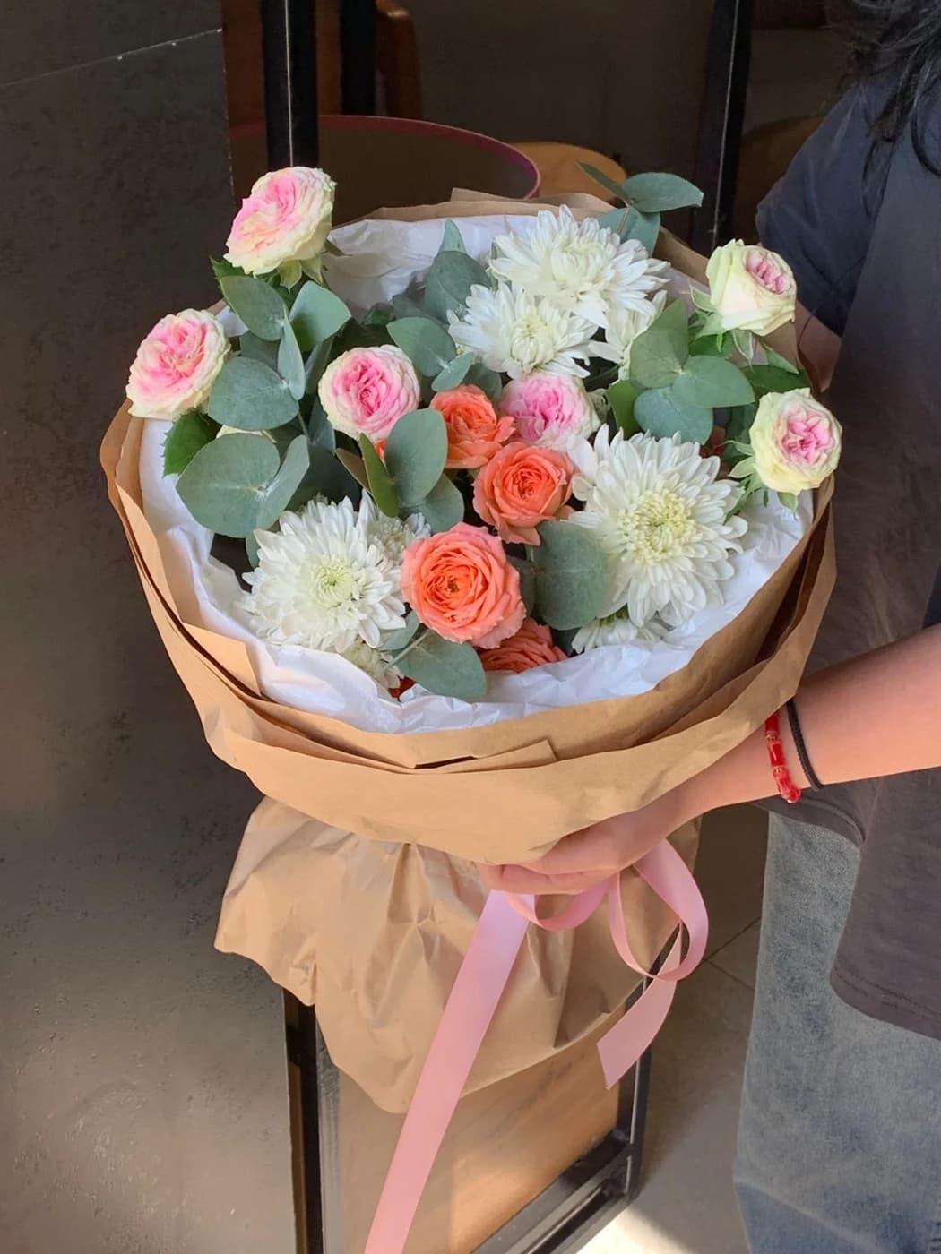 Микс из Gelato Spray Roses, белых кустовых хризантем и Orange Romantic
