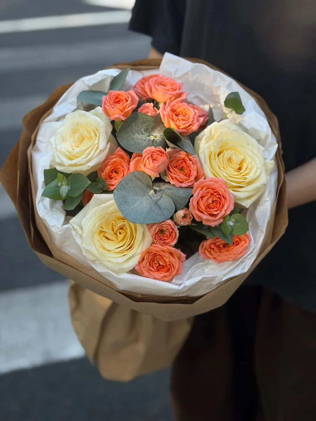 Дуо букет из роз Candle Light и кустовых роз Orange Romantic
