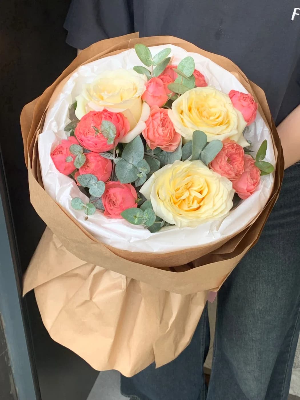 Duo bouquet made with Candlelight and Harper spray roses