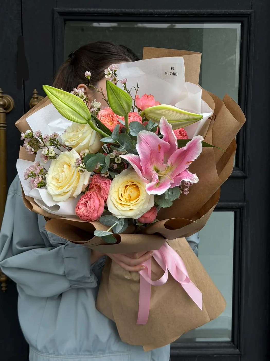 Микс букет из розовых Лилий,Candle Light roses,Harper roses и Wax Flowers