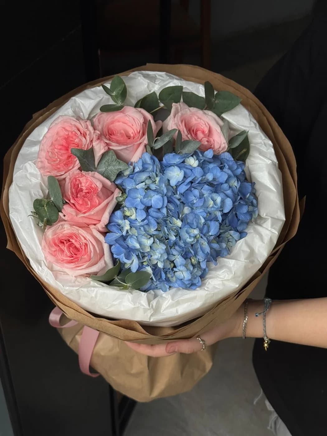 Hydrangea Blue və Pink O'hara güllərindən hazırlanmış duo buket