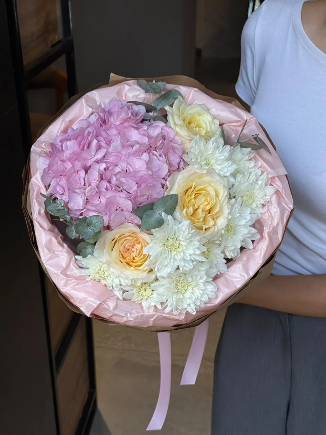 Candle Light, Pink Jumbo Hydrangea və Lady White güllərindən miks buket