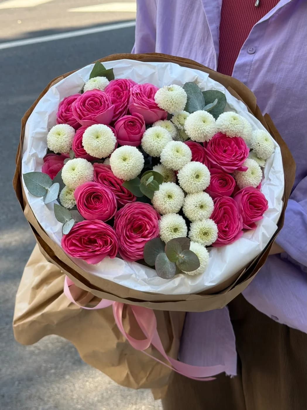 Giselle Pink sprey qızılgüllər və ağ dubki ilə duo buket