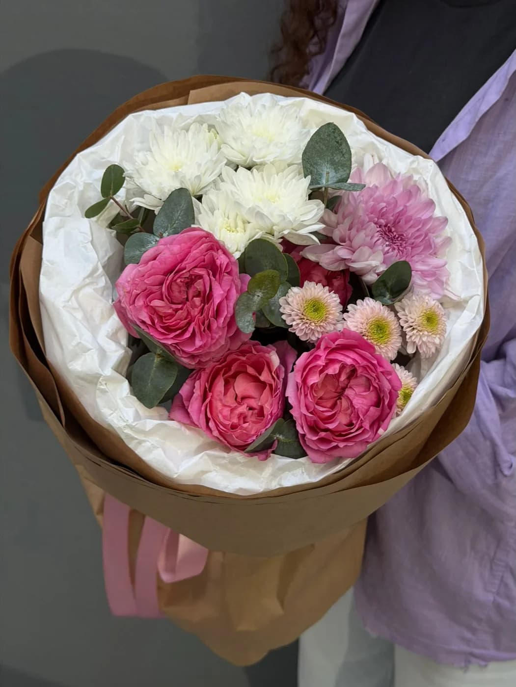 Микс букет из роз Джульетта,белых дубков,хризантем Lady White и Pink