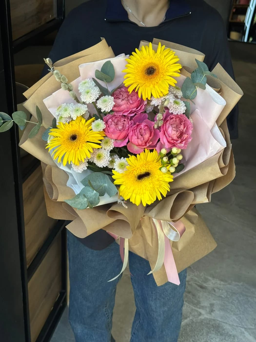 Микс-букет из Willow, жёлтой Gerbera, белого Hypericum, Pink Dubki и Juliett Cerise