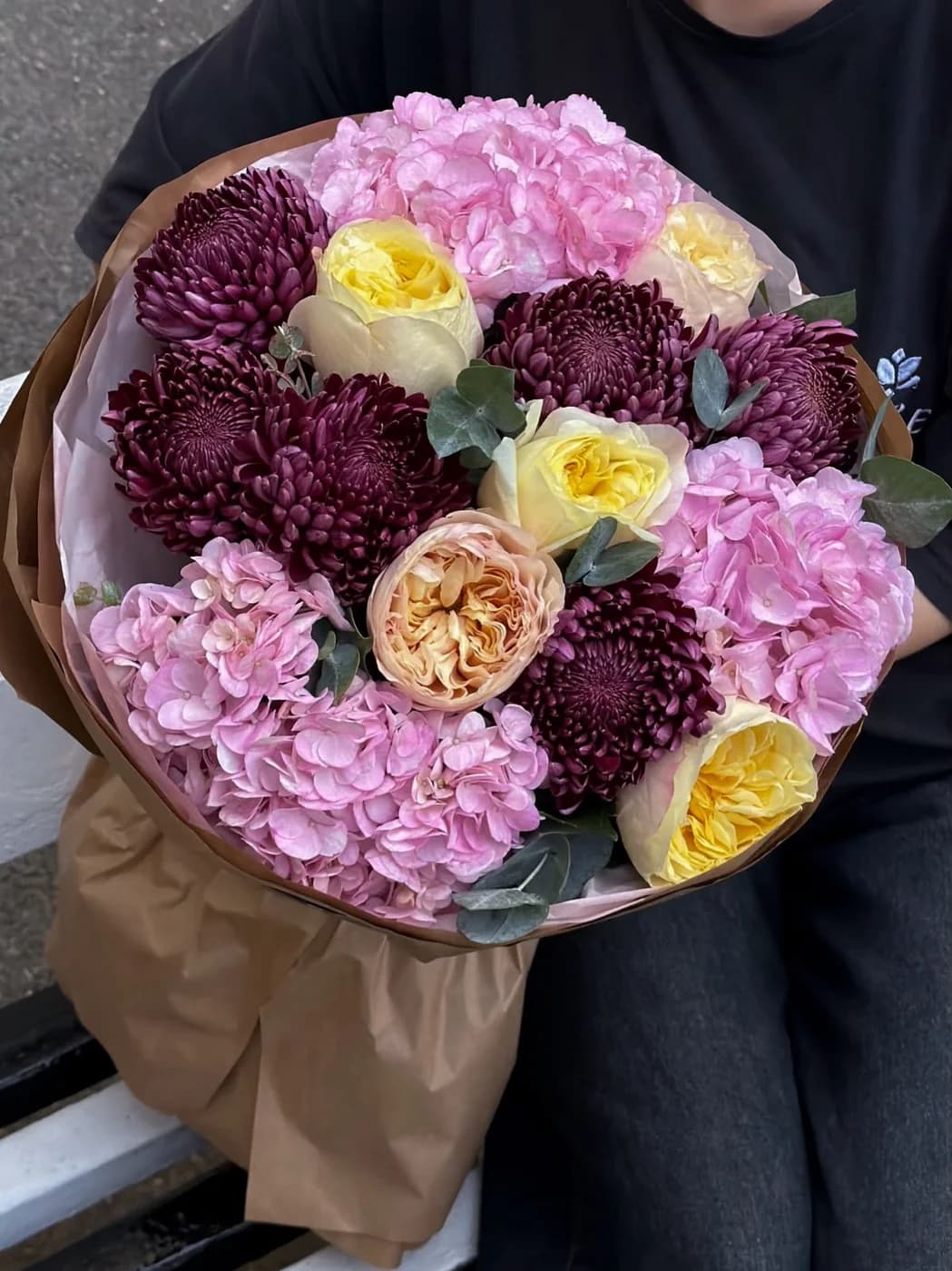 Chrysanthemum Bigoudi, çəhrayı hidrangea və Fatima’s Garden güllərindən miks buket