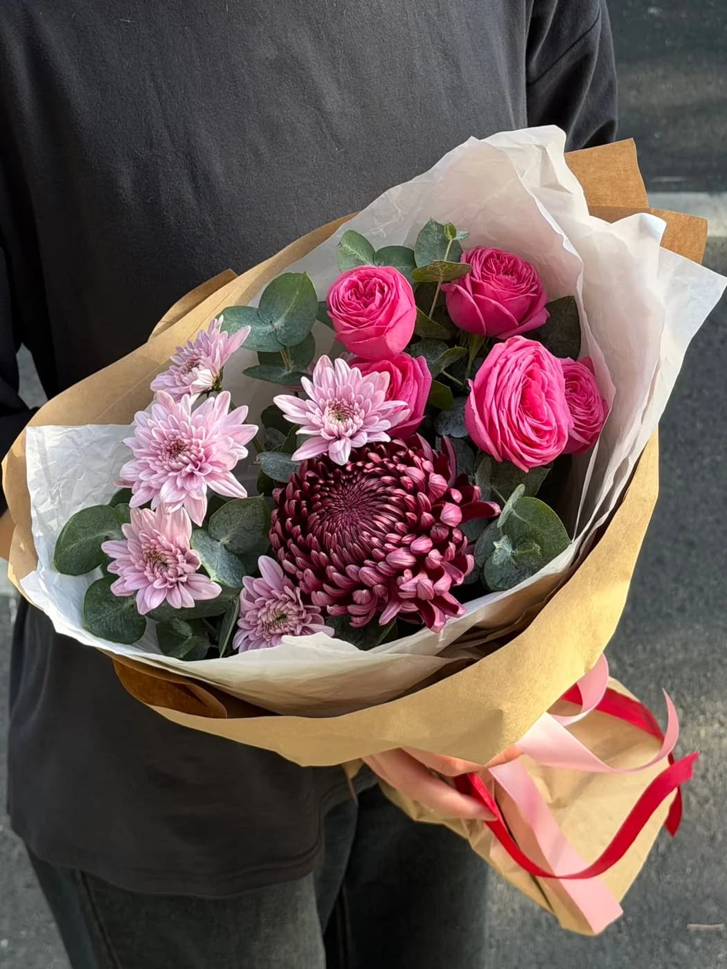 Chrysanthemum Bigoudi, Giselle Pink və Lady Pink güllərindən miks buket