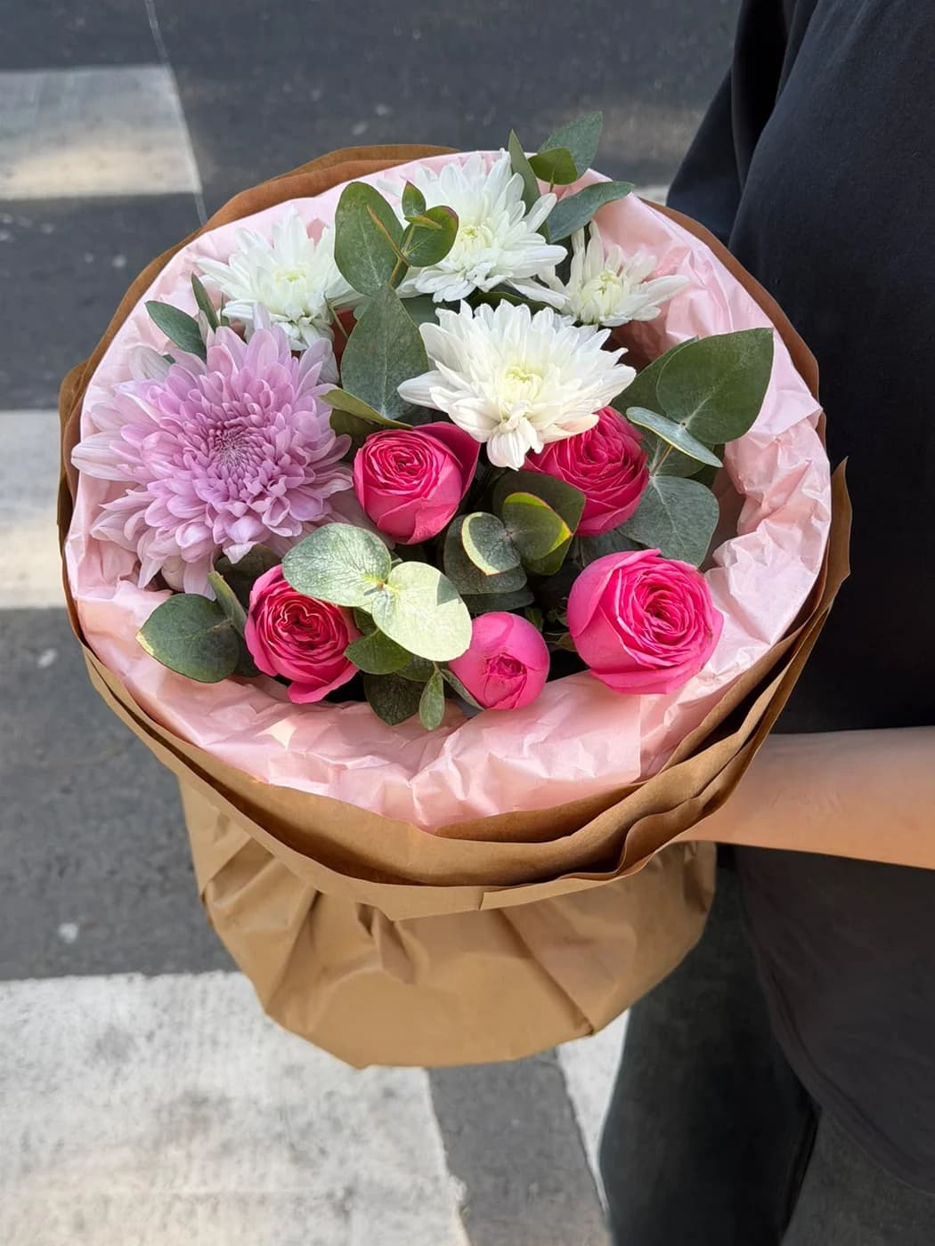 Giselle Pink və Chrysanthemum Pink .lady white güllərindən duo buket
