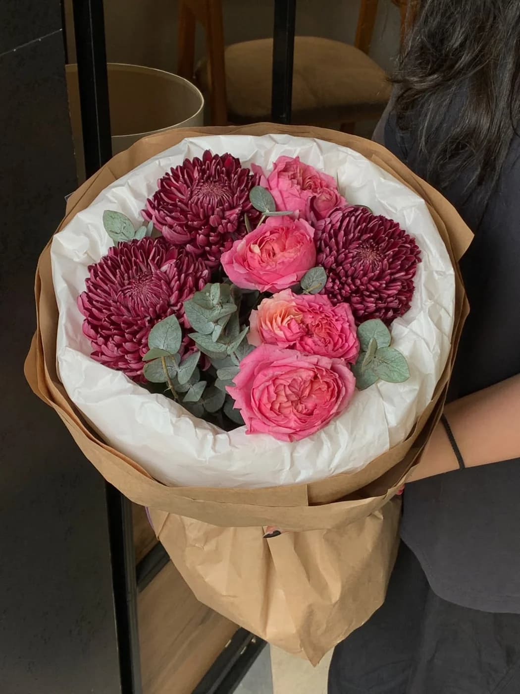 Juliet Cerise sprey qızılgül və Bigudi xrizantemalardan miks buket