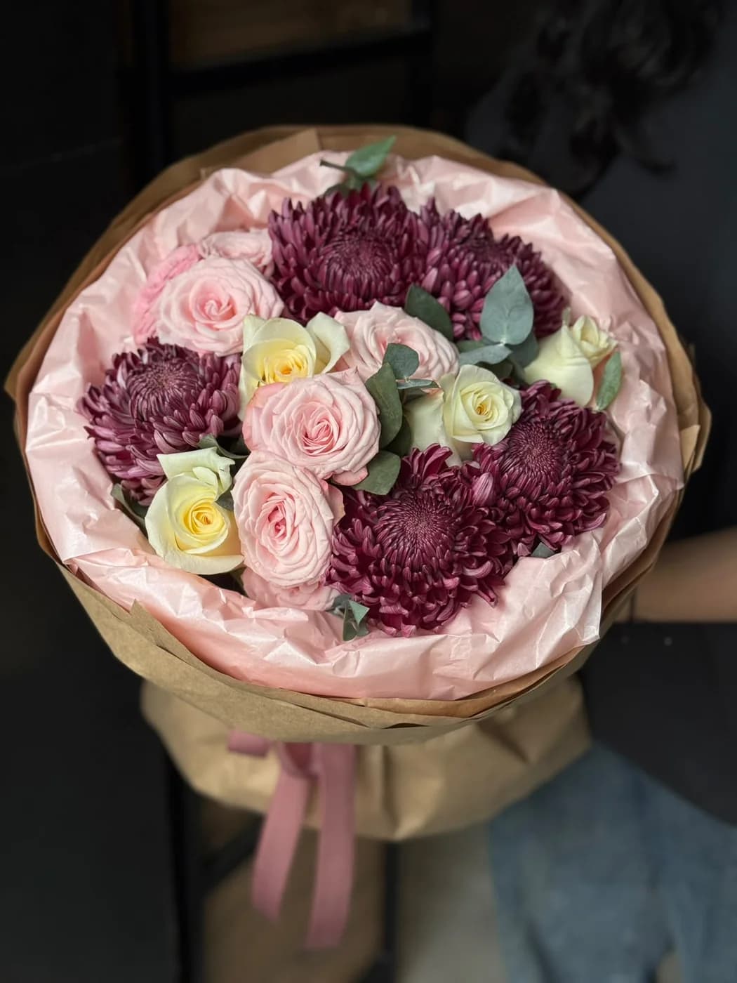 Микс букет из кустовых роз Birds Nest, роз Candle Light и хризантем Бигуди